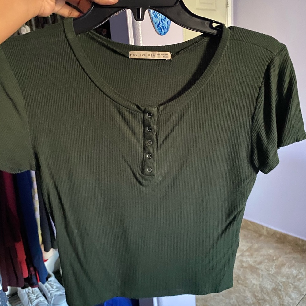 GREEN SHORTSLEEVED CROP TOP!